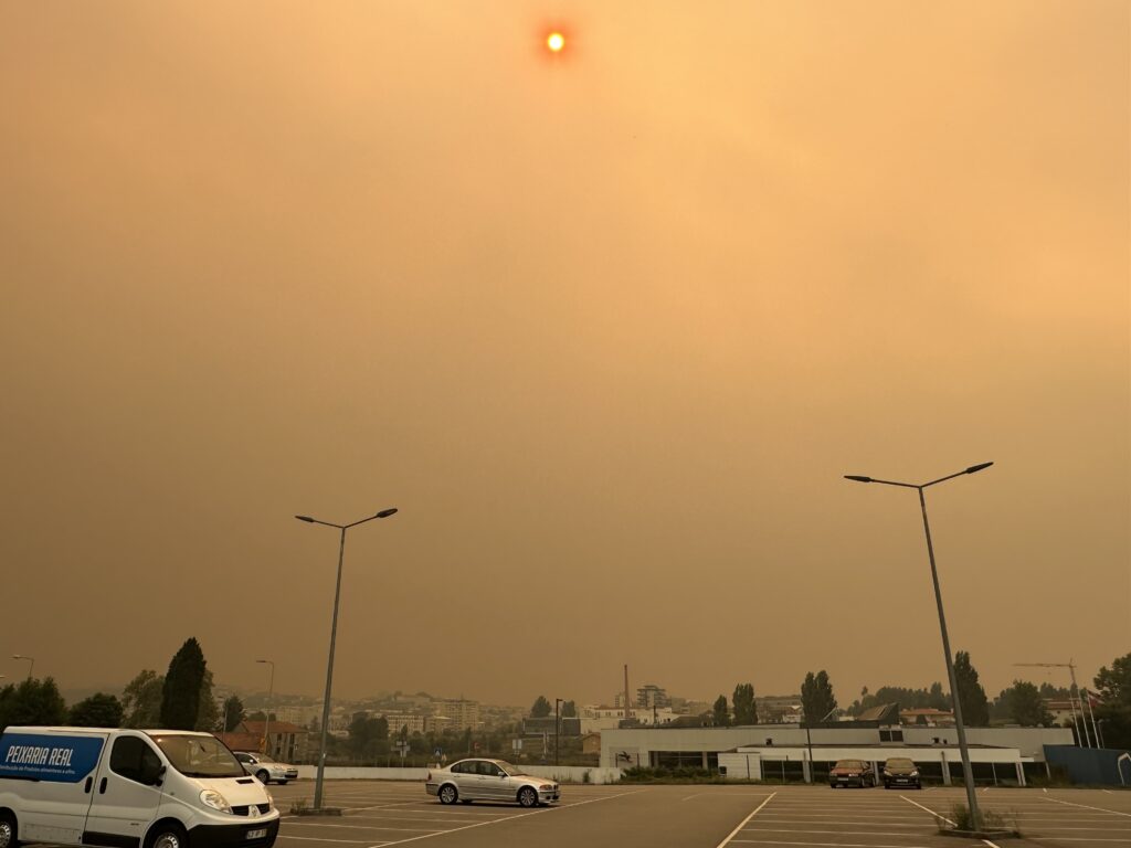 Photo of the sky covered by smoke. It's 3PM, but the smoke is so thick that it's possible to stare at the Sun.